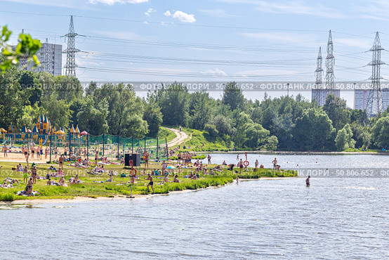 Лето в городе. Пляжный отдых горожан. (2015 год). Редакционное фото, фотограф Лариса Гордеева / Фотобанк Лори
