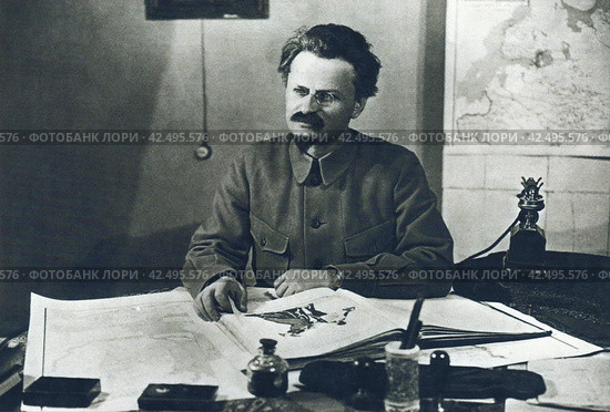 Лев Давидович Троцкий (Бронштейн, 1879-1940) в рабочем кабинете. 1926 год. Стоковое фото, фотограф Сергей Елизарьев / Фотобанк Лори