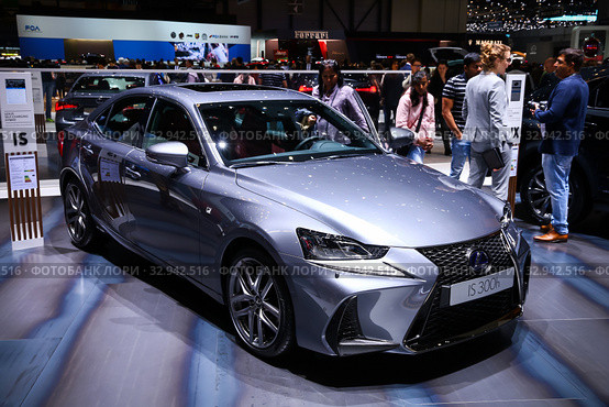 Lexus IS300h (2019 год). Редакционное фото, фотограф Art Konovalov / Фотобанк Лори