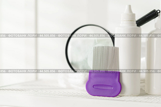 Lice treatment product next to a nit comb and magnifying glass. Стоковое фото, фотограф Сергей Толмачёв / Фотобанк Лори