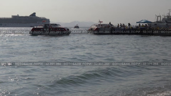 Life boats of luxury cruise liner Norwegian Jewel transportation travelers and tourists from ship and forth in Petropavlovsk-Kamchatsky Sea Port (2018 год). Редакционное видео, видеограф А. А. Пирагис / Фотобанк Лори