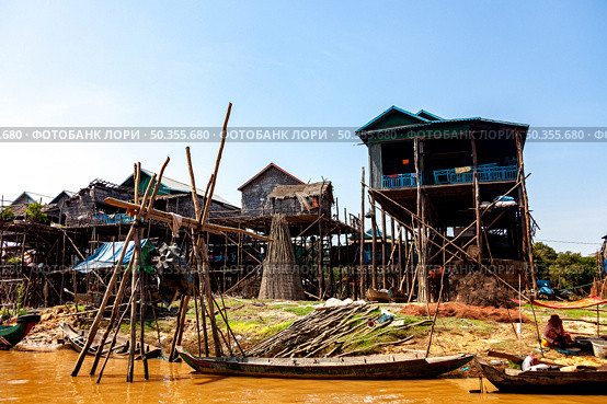 Life on Stilts at Kampong Phluk Floating Village, Tonle Sap (2014 год). Редакционное фото, фотограф Aleksandr Golubev / Фотобанк Лори