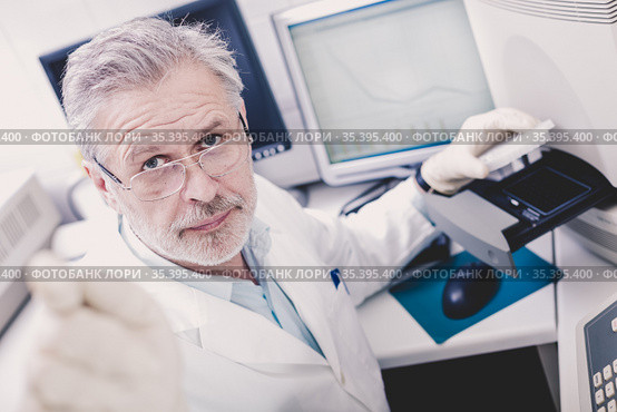 Life scientist researching in the laboratory. Стоковое фото, фотограф Matej Kastelic / Фотобанк Лори