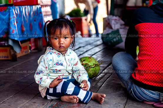 Life's Little Mysteries a Tonle Sap Girl Contemplates the Day (2014 год). Редакционное фото, фотограф Aleksandr Golubev / Фотобанк Лори