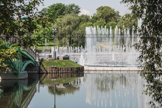 Light and music fountain on a spring morning. Natural Museum-reserve "Tsaritsyno". Fountain in Tsaritsyno Park. (2023 год). Редакционное фото, фотограф Photojuli / Фотобанк Лори