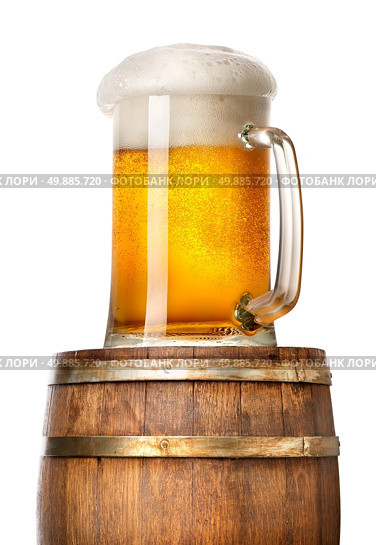 Light beer on cask isolated on a white background. Стоковое фото, агентство Ingram Publishing / Фотобанк Лори