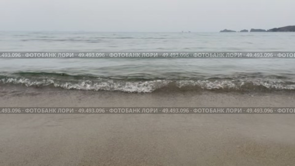 Light sea surf on a sandy shore on a foggy morning. Calmness, peace, balance. Стоковое видео, видеограф Кирилл Зотов / Фотобанк Лори