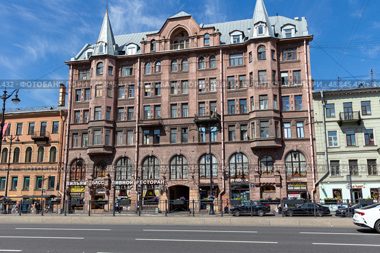 Ligovsky prospekt on sunny summer day. City center of St. Petersburg. Russia (2024 год). Редакционное фото, фотограф Евгений Ткачёв / Фотобанк Лори