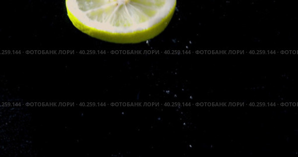 Лимон под водой. Стоковое видео, видеограф Семён Прудий / Фотобанк Лори