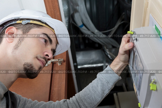 lineman checking the panel. Стоковое фото, агентство Ingram Publishing / Фотобанк Лори