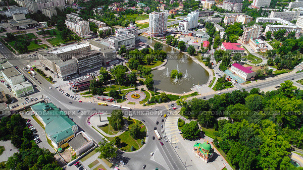 Lipetsk, Russia - July 11. 2017. View from the top of Revolution Square and Komsomolsky Pond. Редакционное фото, фотограф Володина Ольга / Фотобанк Лори