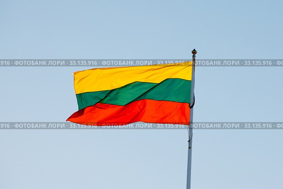 Lithuanian flag against blue sky. Стоковое фото, фотограф Péter Gudella / PantherMedia / Фотобанк Лори
