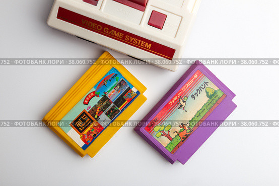 Лицензионный картридж для famicom и китайская копия (2022 год). Редакционное фото, фотограф Станислав Кноп / Фотобанк Лори