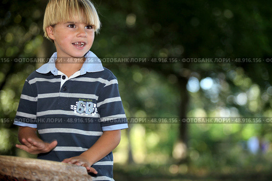 Little boy playing bongo s. Стоковое фото, агентство Ingram Publishing / Фотобанк Лори