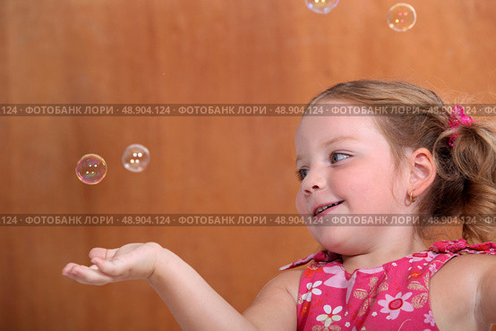 Little girl catching bubbles. Стоковое фото, агентство Ingram Publishing / Фотобанк Лори
