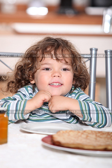 Little girl having crepes for dinner. Стоковое фото, агентство Ingram Publishing / Фотобанк Лори