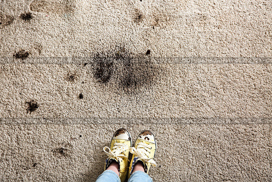 Little girl in muddy shoes messing up carpet at home. Стоковое фото, фотограф Pixel_shot / Фотобанк Лори
