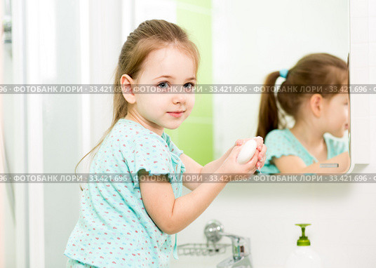 Little girl washing hands and showing soapy palms. Стоковое фото, фотограф Оксана Кузьмина / Фотобанк Лори