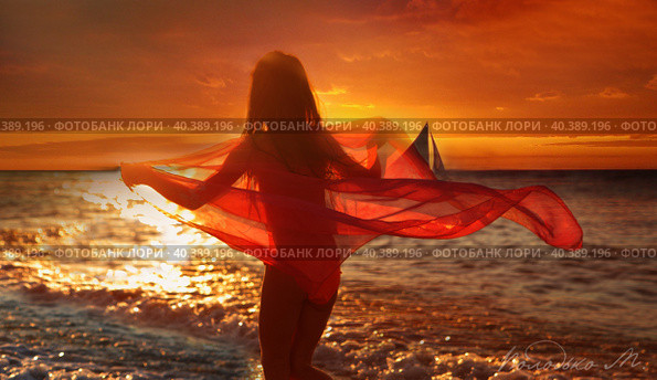 Little girl with red cloth runs along the sea along the sandy shore at sunset. Стоковое фото, фотограф Марина Володько / Фотобанк Лори