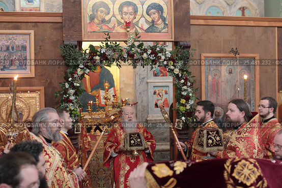 Литургия в Гуслицком монастыре, великий вход (2017 год). Редакционное фото, фотограф Дмитрий Неумоин / Фотобанк Лори