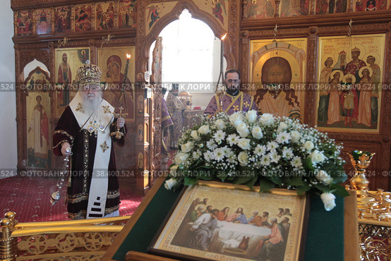 Литургия в Великий четверг в Бобреневом монастыре Коломны, митрополит Ювеналий (2018 год). Редакционное фото, фотограф Дмитрий Неумоин / Фотобанк Лори