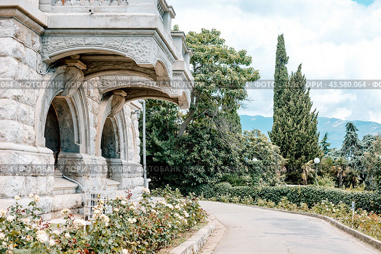 Ливадийский дворец в Крыму (2022 год). Редакционное фото, фотограф Андрей Бойков / Фотобанк Лори