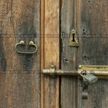 Lock and latch on a door, Zona Centro, San Miguel de Allende, Guanajuato, Mexico. Стоковое фото, агентство Ingram Publishing / Фотобанк Лори