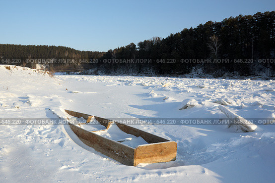 Лодка на берегу замерзшей реки. Стоковое фото, фотограф Павел Спирин / Фотобанк Лори