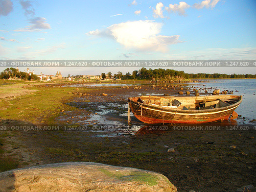 Лодка на морском берегу (2003 год). Редакционное фото, фотограф Николай Лызлов / Фотобанк Лори