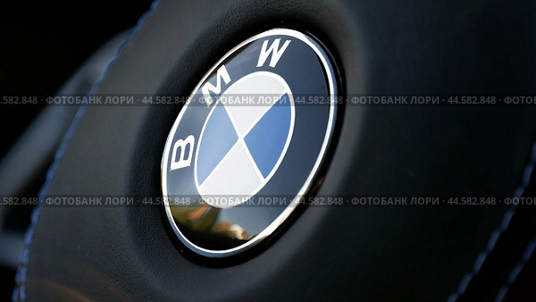 Логотип BMW на руле автомобиля. Редакционное фото, фотограф Семён Прудий / Фотобанк Лори