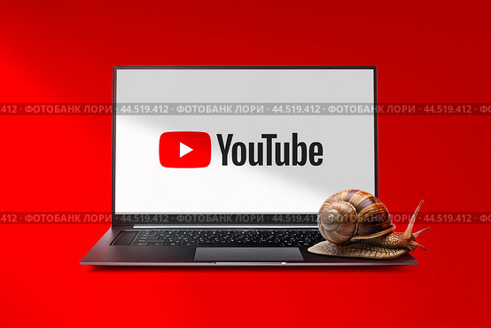 Логотип Youtube на экране ноутбука. Замедление работы видеохостинга. Россия, Москва 2024. Редакционное фото, фотограф KOSIM / Фотобанк Лори