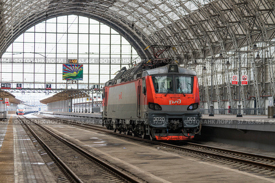 Локомотив ЭП 20 на Киевском вокзале. Москва. ЭП20 «Олимп» — российский двухсистемный скоростной шестиосный пассажирский электровоз. (2022 год). Редакционное фото, фотограф Литвяк Игорь / Фотобанк Лори