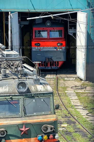 Локомотивы на ремонте в заводском ангаре (2015 год). Редакционное фото, фотограф Михаил Бессмертный / Фотобанк Лори