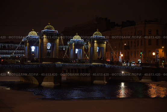 Lomonosov Bridge - a bridge across the Fontanka River in the Central District of St. Petersburg, with New Year's night illumination (2019 год). Редакционное фото, фотограф Анна Кривицкая / Фотобанк Лори