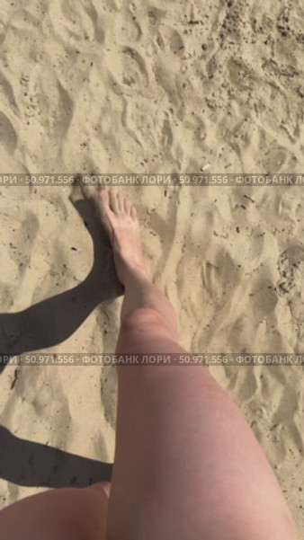 Long female legs walking on clean sand on the beach, pov. Стоковое видео, видеограф Кашапова Эльвира / Фотобанк Лори
