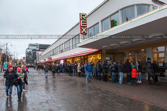 Long queue from people who want to get on the Amos Rex exhibition. It is an art museum dedicated to Amos Anderson located in Lasipalatsi, Mannerheimintie, Helsinki, Finland (2018 год). Редакционное фото, фотограф Кекяляйнен Андрей / Фотобанк Лори