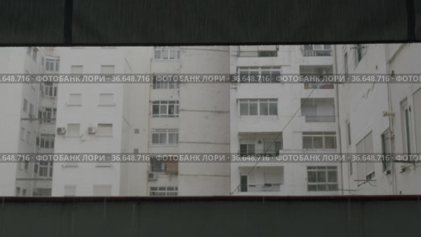 Looking at neighboring house on dull rainy day. Стоковое видео, видеограф Данил Руденко / Фотобанк Лори