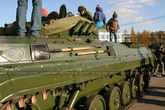 Лопатки, закрепленные на борту боевой машины пехоты (БМП-1) (2015 год). Редакционное фото, фотограф Щеголева Ольга / Фотобанк Лори
