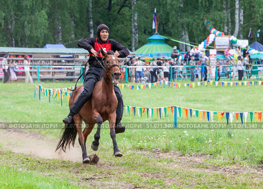 Лошадиные скачки на с=празднике Сабантуй в селе Туасенгирово республики Башкортостан (2019 год). Редакционное фото, фотограф Андреева Тамара Викторовна / Фотобанк Лори