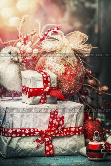 Lovely Christmas card with handmade gifts, bird, holiday ball ,decoration and bokeh lighting,  vintage styled. Стоковое фото, агентство Ingram Publishing / Фотобанк Лори