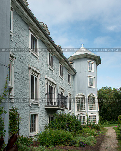 Low angle view of a building, Manoir-Papineau National Historic Site, Montebello, Quebec, Canada (2013 год). Стоковое фото, фотограф Keith Levit / Ingram Publishing / Фотобанк Лори
