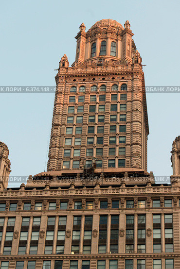 Low angle view of a building, Wabash Avenue, Chicago, Cook County, Illinois, USA. Стоковое фото, агентство Ingram Publishing / Фотобанк Лори
