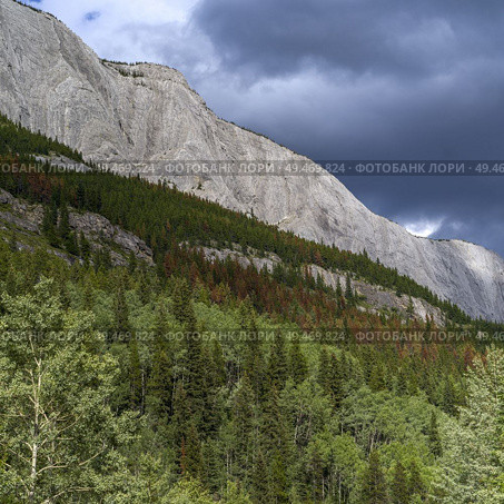 Low angle view of clouds over mountains, Yellowhead Highway, Jasper National Park, Jasper, Alberta, Canada. Стоковое фото, агентство Ingram Publishing / Фотобанк Лори