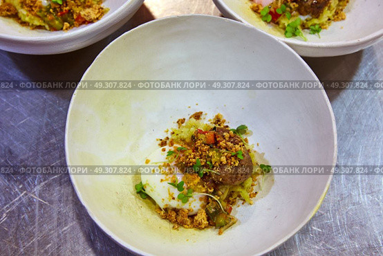 Low temperature slow cooking egg with meatball recipe. Стоковое фото, агентство Ingram Publishing / Фотобанк Лори