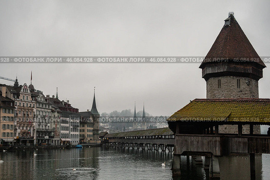 Lucerne in winter. Chapel Bridge or Kapellbrücke (2010 год). Редакционное фото, фотограф Юлия Бабкина / Фотобанк Лори