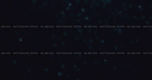 Луч света освещает боке в форме золотых звездочек. Мерцающее золотое боке. Рождественский фон. Стоковое видео, видеограф Александр Собко / Фотобанк Лори