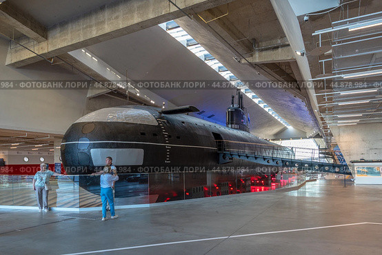 Люди фотографируются на фоне К-3 «Ленинский комсомол» - первой советской атомной подводной лодки. Музей военно-морской славы.Музейно-исторический парк «Кронштадт. Остров фортов» (2024 год). Редакционное фото, фотограф Румянцева Наталия / Фотобанк Лори