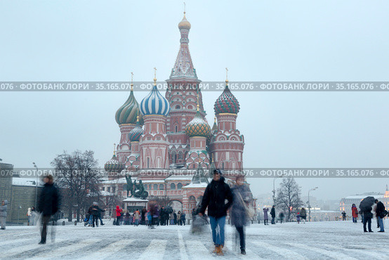 Люди гуляют на Красной площади города Москвы на фоне собора Василия Блаженного в зимний день, Россия (2012 год). Редакционное фото, фотограф Николай Винокуров / Фотобанк Лори