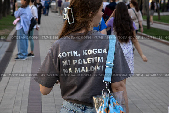 Люди гуляют по Чистопрудному бульвару в центре города Москвы, Россия. Редакционное фото, фотограф Николай Винокуров / Фотобанк Лори