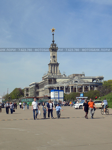 Люди гуляют по набережной перед речным вокзалом. Москва (2015 год). Редакционное фото, фотограф Самойлова Екатерина / Фотобанк Лори